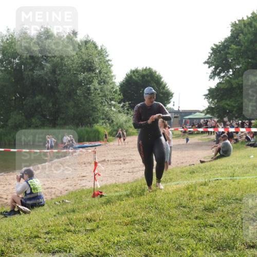 15.06.2025 - 27. Vierlanden-Triathlon KatJ http://msf.ph/oto/7990557 15.06.2025 09:11:56 Schwimmen 229, 245 meine-sportfotos.de