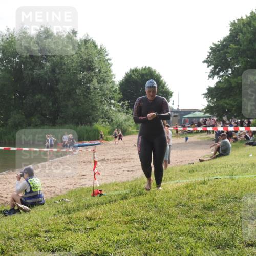 15.06.2025 - 27. Vierlanden-Triathlon KatJ http://msf.ph/oto/7990565 15.06.2025 09:11:56 Schwimmen 229, 245 meine-sportfotos.de