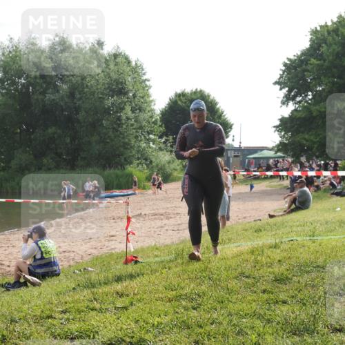 15.06.2025 - 27. Vierlanden-Triathlon KatJ http://msf.ph/oto/7990570 15.06.2025 09:11:56 Schwimmen 229, 245 meine-sportfotos.de