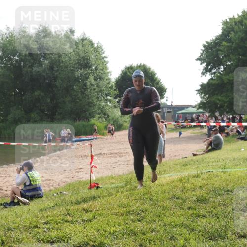 15.06.2025 - 27. Vierlanden-Triathlon KatJ http://msf.ph/oto/7990581 15.06.2025 09:11:56 Schwimmen 229, 245 meine-sportfotos.de