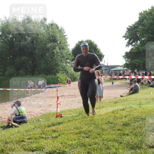 15.06.2025 - 27. Vierlanden-Triathlon KatJ http://msf.ph/oto/7990592 15.06.2025 09:11:57 Schwimmen 229, 245 meine-sportfotos.de