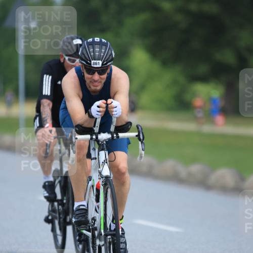 21.06.2025 - 27. Vierlanden-Triathlon H.Heesch http://msf.ph/oto/7990602 15.06.2025 11:52:25 Radfahren 856, 861, 951 meine-sportfotos.de