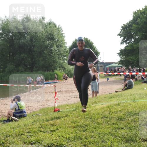15.06.2025 - 27. Vierlanden-Triathlon KatJ http://msf.ph/oto/7990605 15.06.2025 09:11:57 Schwimmen 229, 245 meine-sportfotos.de