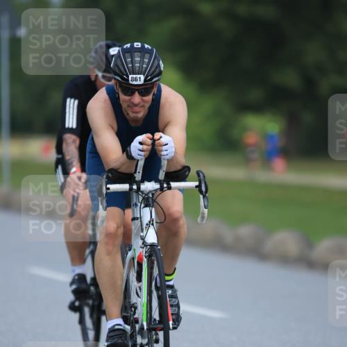 21.06.2025 - 27. Vierlanden-Triathlon H.Heesch http://msf.ph/oto/7990606 15.06.2025 11:52:25 Radfahren 856, 861, 951 meine-sportfotos.de