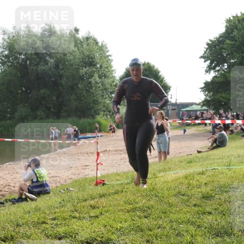 15.06.2025 - 27. Vierlanden-Triathlon KatJ http://msf.ph/oto/7990618 15.06.2025 09:11:57 Schwimmen 229, 245 meine-sportfotos.de