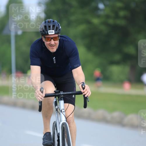 21.06.2025 - 27. Vierlanden-Triathlon H.Heesch http://msf.ph/oto/7990625 15.06.2025 11:52:34 Radfahren 201, 663, 672, 785, 789, 856, 963 meine-sportfotos.de