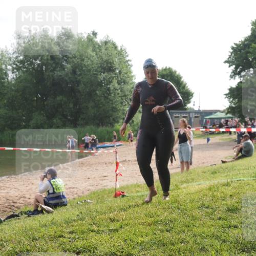 15.06.2025 - 27. Vierlanden-Triathlon KatJ http://msf.ph/oto/7990634 15.06.2025 09:11:57 Schwimmen 229, 245 meine-sportfotos.de
