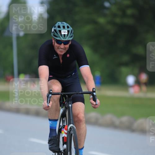 21.06.2025 - 27. Vierlanden-Triathlon H.Heesch http://msf.ph/oto/7990635 15.06.2025 11:52:37 Radfahren 201, 663, 672, 785, 789, 856, 963 meine-sportfotos.de