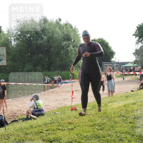 15.06.2025 - 27. Vierlanden-Triathlon KatJ http://msf.ph/oto/7990648 15.06.2025 09:11:57 Schwimmen 229, 245 meine-sportfotos.de