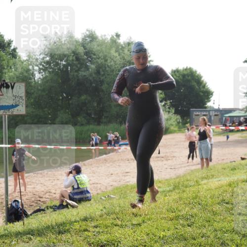15.06.2025 - 27. Vierlanden-Triathlon KatJ http://msf.ph/oto/7990686 15.06.2025 09:11:57 Schwimmen 229, 245 meine-sportfotos.de