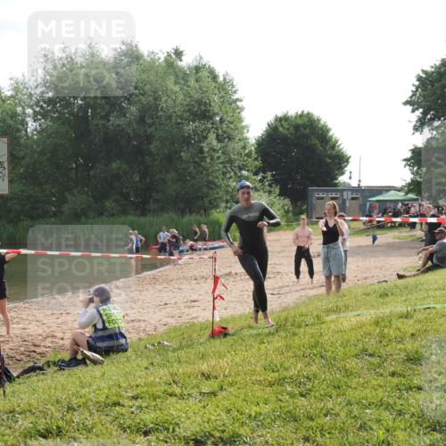 15.06.2025 - 27. Vierlanden-Triathlon KatJ http://msf.ph/oto/7990727 15.06.2025 09:12:01 Schwimmen 201, 215, 229, 245 meine-sportfotos.de