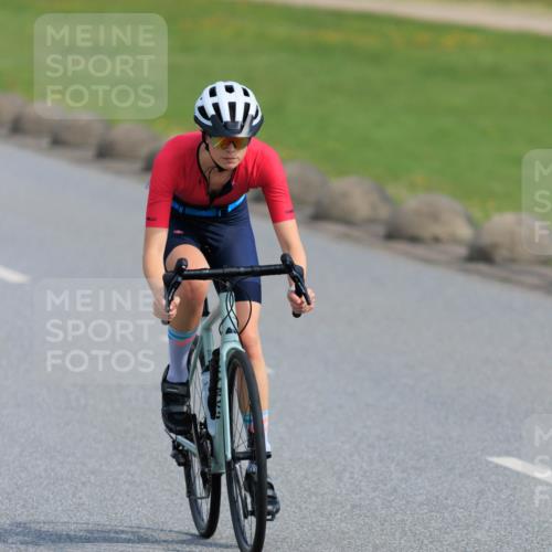 15.06.2025 - 27. Vierlanden-Triathlon H.Heesch http://msf.ph/oto/7990740 15.06.2025 09:51:54 Radfahren 69, 85, 120, 205 meine-sportfotos.de