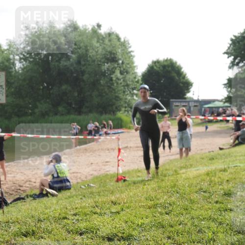 15.06.2025 - 27. Vierlanden-Triathlon KatJ http://msf.ph/oto/7990783 15.06.2025 09:12:01 Schwimmen 201, 215, 229, 245 meine-sportfotos.de