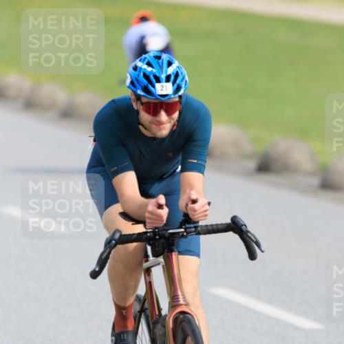 15.06.2025 - 27. Vierlanden-Triathlon H.Heesch http://msf.ph/oto/7990800 15.06.2025 09:52:36 Radfahren 21, 149, 182 meine-sportfotos.de