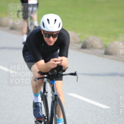 15.06.2025 - 27. Vierlanden-Triathlon H.Heesch http://msf.ph/oto/7990813 15.06.2025 09:54:25 Radfahren 30, 43, 49, 73, 122, 128, 199, 248 meine-sportfotos.de