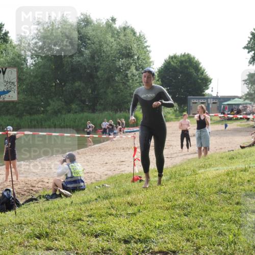 15.06.2025 - 27. Vierlanden-Triathlon KatJ http://msf.ph/oto/7990819 15.06.2025 09:12:02 Schwimmen 201, 215, 229, 245 meine-sportfotos.de