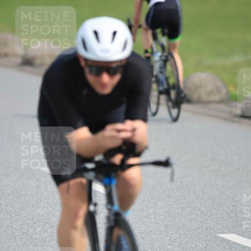 15.06.2025 - 27. Vierlanden-Triathlon H.Heesch http://msf.ph/oto/7990821 15.06.2025 09:54:25 Radfahren 30, 43, 49, 73, 122, 128, 199, 248 meine-sportfotos.de