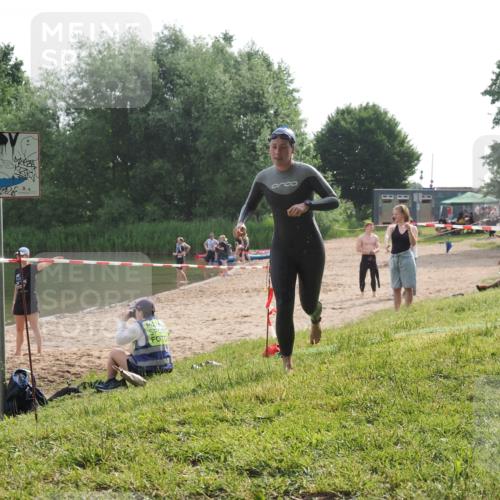 15.06.2025 - 27. Vierlanden-Triathlon KatJ http://msf.ph/oto/7990831 15.06.2025 09:12:02 Schwimmen 201, 215, 229, 245 meine-sportfotos.de