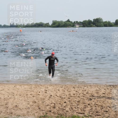21.06.2025 - 27. Vierlanden-Triathlon MichiJ http://msf.ph/oto/7990844 15.06.2026 09:53:56 Schwimmen 307 meine-sportfotos.de