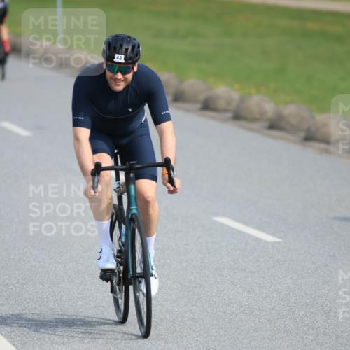 15.06.2025 - 27. Vierlanden-Triathlon H.Heesch http://msf.ph/oto/7990849 15.06.2025 09:54:31 Radfahren 43, 49, 199 meine-sportfotos.de