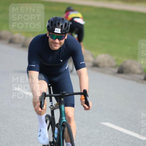 15.06.2025 - 27. Vierlanden-Triathlon H.Heesch http://msf.ph/oto/7990888 15.06.2025 09:54:31 Radfahren 43, 49, 199 meine-sportfotos.de