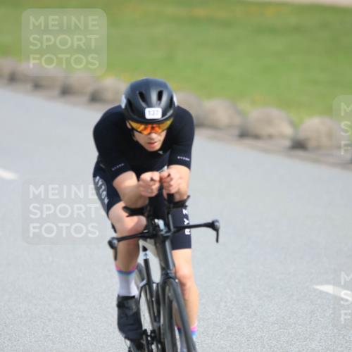 15.06.2025 - 27. Vierlanden-Triathlon H.Heesch http://msf.ph/oto/7990918 15.06.2025 09:54:40 Radfahren 137, 159, 213 meine-sportfotos.de