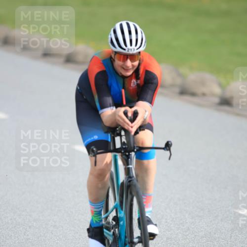 15.06.2025 - 27. Vierlanden-Triathlon H.Heesch http://msf.ph/oto/7990935 15.06.2025 09:54:42 Radfahren 137, 159, 213 meine-sportfotos.de
