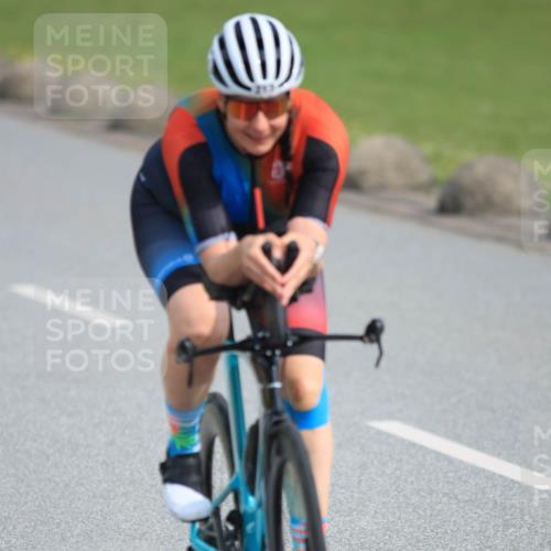 15.06.2025 - 27. Vierlanden-Triathlon H.Heesch http://msf.ph/oto/7990951 15.06.2025 09:54:42 Radfahren 137, 159, 213 meine-sportfotos.de