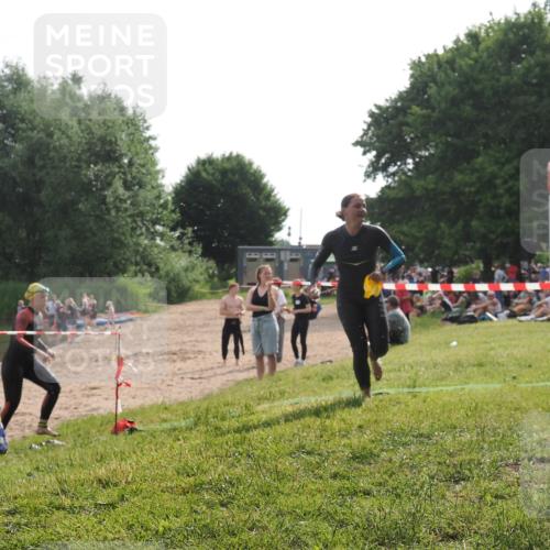 15.06.2025 - 27. Vierlanden-Triathlon KatJ http://msf.ph/oto/7990969 15.06.2025 09:12:06 Schwimmen 201, 215, 229 meine-sportfotos.de