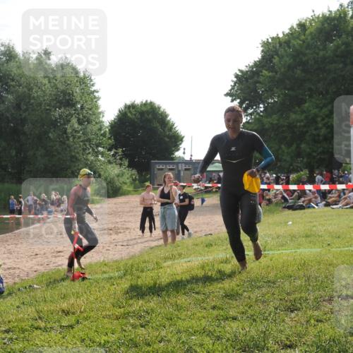 15.06.2025 - 27. Vierlanden-Triathlon KatJ http://msf.ph/oto/7990983 15.06.2025 09:12:07 Schwimmen 201, 215, 229 meine-sportfotos.de