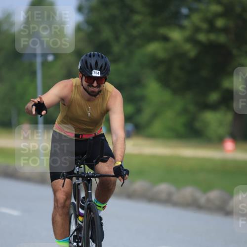 21.06.2025 - 27. Vierlanden-Triathlon H.Heesch http://msf.ph/oto/7990998 15.06.2025 11:53:59 Radfahren 754, 966 meine-sportfotos.de