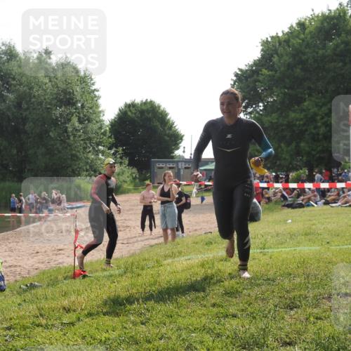 15.06.2025 - 27. Vierlanden-Triathlon KatJ http://msf.ph/oto/7991004 15.06.2025 09:12:07 Schwimmen 201, 215, 229 meine-sportfotos.de