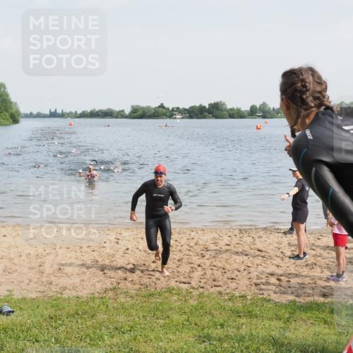 21.06.2025 - 27. Vierlanden-Triathlon MichiJ http://msf.ph/oto/7991010 15.06.2026 09:53:59 Schwimmen 267, 307 meine-sportfotos.de