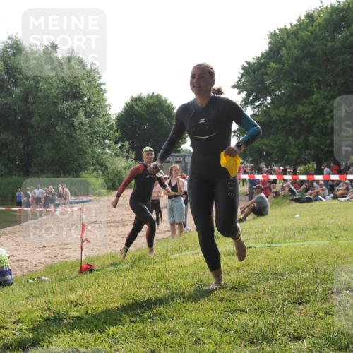 15.06.2025 - 27. Vierlanden-Triathlon KatJ http://msf.ph/oto/7991033 15.06.2025 09:12:07 Schwimmen 201, 215, 229 meine-sportfotos.de