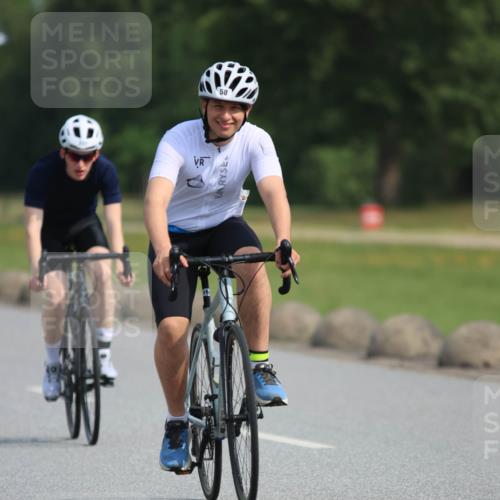 15.06.2025 - 27. Vierlanden-Triathlon H.Heesch http://msf.ph/oto/7991048 15.06.2025 09:55:39 Radfahren 2, 5, 58, 237 meine-sportfotos.de