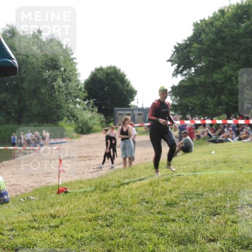 15.06.2025 - 27. Vierlanden-Triathlon KatJ http://msf.ph/oto/7991066 15.06.2025 09:12:08 Schwimmen 201, 215, 229 meine-sportfotos.de