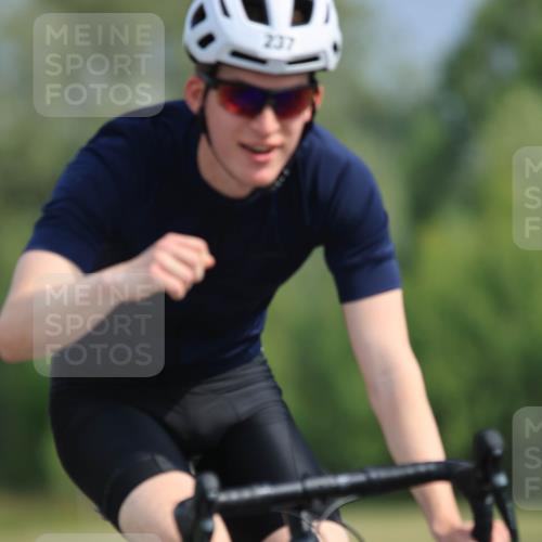 15.06.2025 - 27. Vierlanden-Triathlon H.Heesch http://msf.ph/oto/7991080 15.06.2025 09:55:42 Radfahren 2, 5, 58, 237 meine-sportfotos.de
