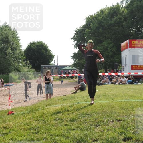 15.06.2025 - 27. Vierlanden-Triathlon KatJ http://msf.ph/oto/7991100 15.06.2025 09:12:09 Schwimmen 201, 215, 229 meine-sportfotos.de