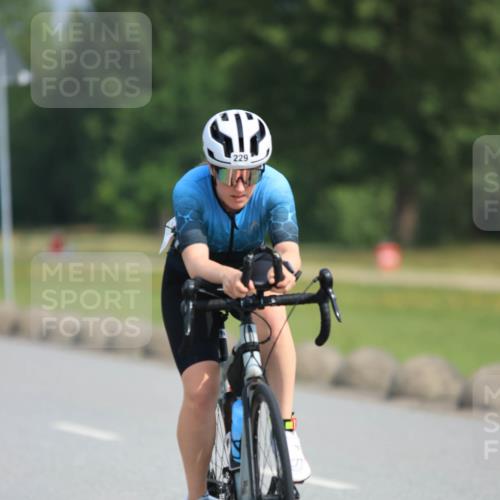 15.06.2025 - 27. Vierlanden-Triathlon H.Heesch http://msf.ph/oto/7991123 15.06.2025 09:55:54 Radfahren 12, 198, 229 meine-sportfotos.de