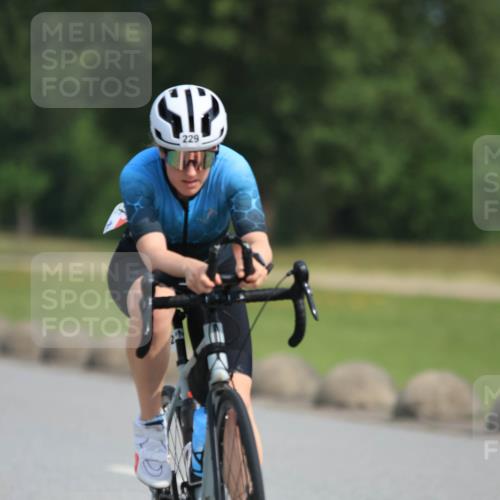 15.06.2025 - 27. Vierlanden-Triathlon H.Heesch http://msf.ph/oto/7991133 15.06.2025 09:55:54 Radfahren 12, 198, 229 meine-sportfotos.de