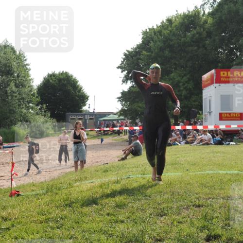 15.06.2025 - 27. Vierlanden-Triathlon KatJ http://msf.ph/oto/7991149 15.06.2025 09:12:10 Schwimmen 201, 215, 229 meine-sportfotos.de