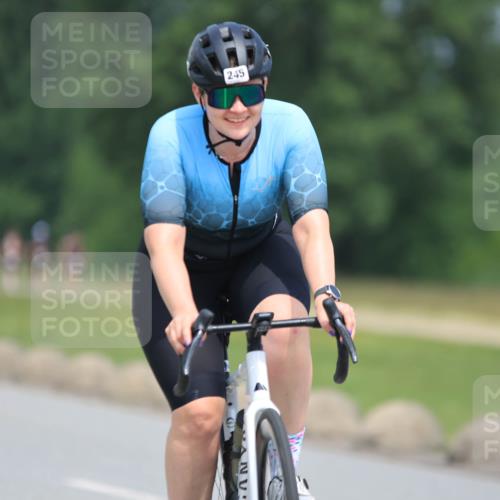21.06.2025 - 27. Vierlanden-Triathlon H.Heesch http://msf.ph/oto/7991214 15.06.2025 11:55:23 Radfahren 835, 920, 960, 962, 982 meine-sportfotos.de