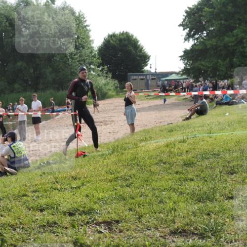 15.06.2025 - 27. Vierlanden-Triathlon KatJ http://msf.ph/oto/7991237 15.06.2025 09:13:35 Schwimmen 237 meine-sportfotos.de
