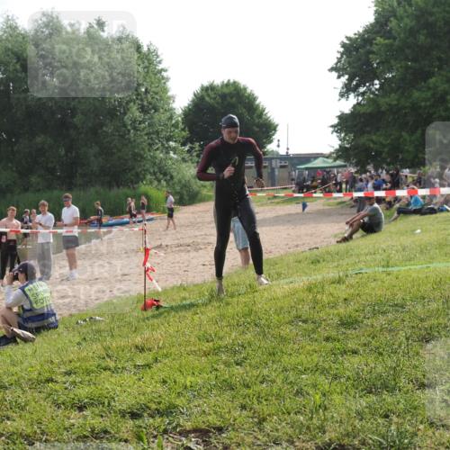 15.06.2025 - 27. Vierlanden-Triathlon KatJ http://msf.ph/oto/7991261 15.06.2025 09:13:36 Schwimmen 237 meine-sportfotos.de