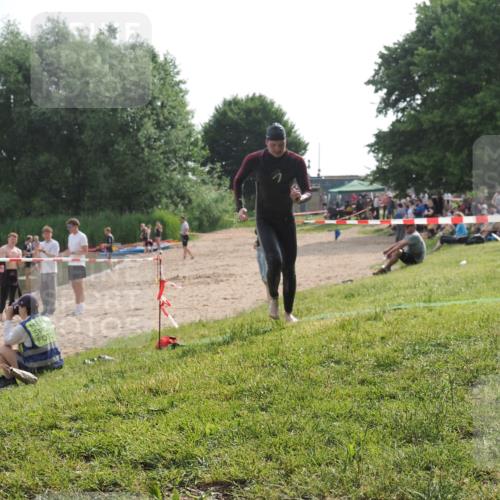 15.06.2025 - 27. Vierlanden-Triathlon KatJ http://msf.ph/oto/7991278 15.06.2025 09:13:36 Schwimmen 237 meine-sportfotos.de