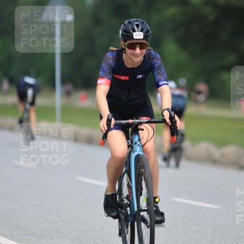 21.06.2025 - 27. Vierlanden-Triathlon H.Heesch http://msf.ph/oto/7991280 15.06.2025 11:55:26 Radfahren 920, 960, 962 meine-sportfotos.de