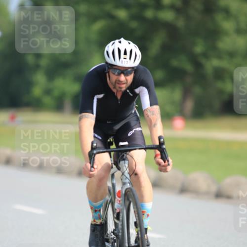 15.06.2025 - 27. Vierlanden-Triathlon H.Heesch http://msf.ph/oto/7991310 15.06.2025 09:56:21 Radfahren 111, 132, 218 meine-sportfotos.de