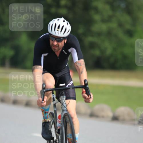 15.06.2025 - 27. Vierlanden-Triathlon H.Heesch http://msf.ph/oto/7991314 15.06.2025 09:56:21 Radfahren 111, 132, 218 meine-sportfotos.de
