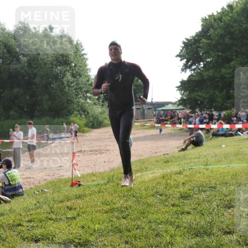 15.06.2025 - 27. Vierlanden-Triathlon KatJ http://msf.ph/oto/7991315 15.06.2025 09:13:37 Schwimmen 237 meine-sportfotos.de