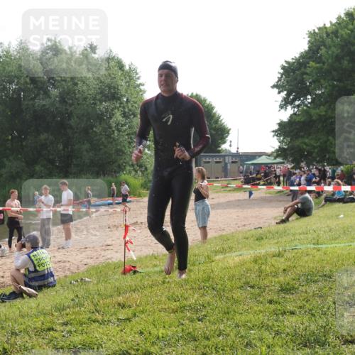 15.06.2025 - 27. Vierlanden-Triathlon KatJ http://msf.ph/oto/7991330 15.06.2025 09:13:38 Schwimmen 237 meine-sportfotos.de